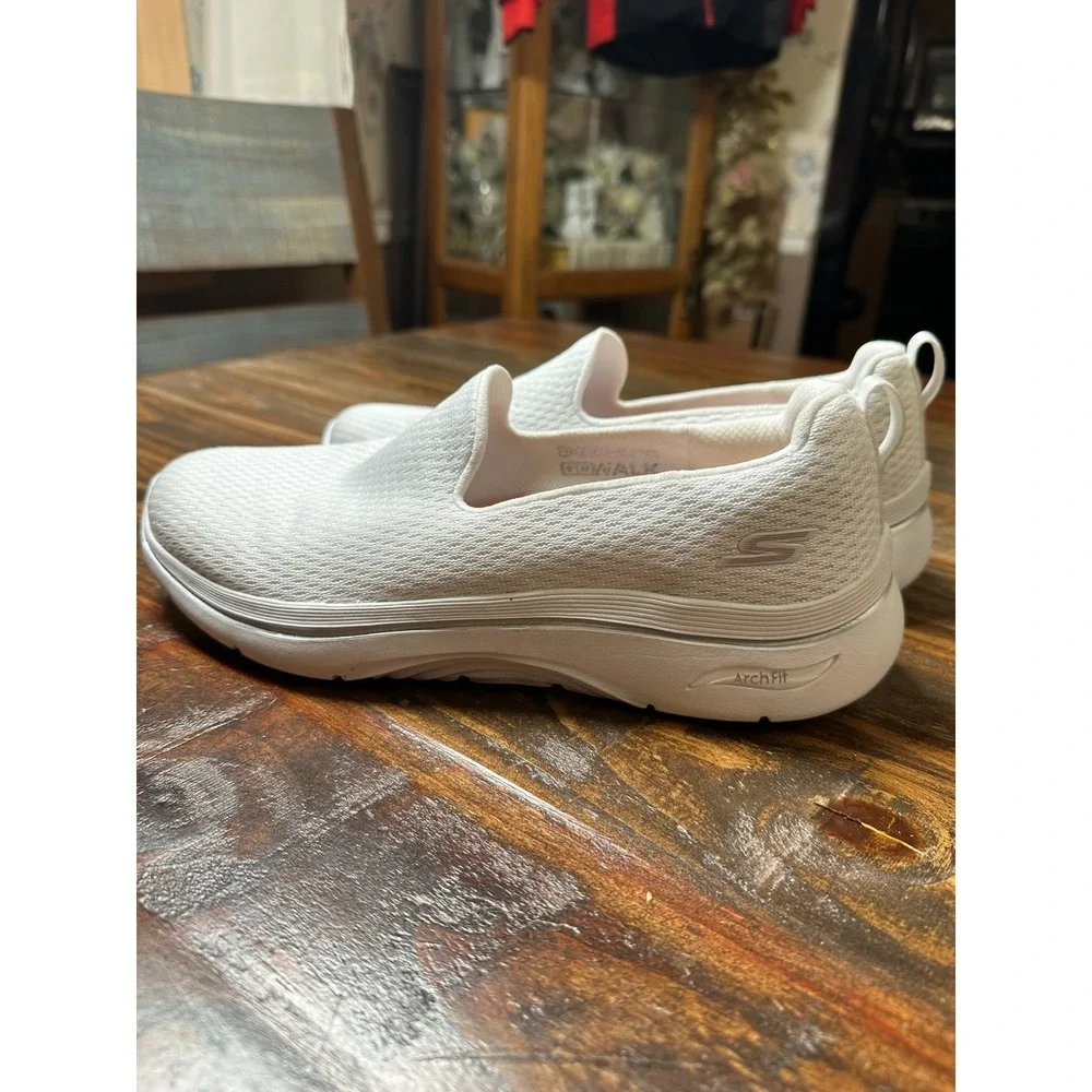 Skechers GO WALK Arch Fit White Slip On Sneakers 125313‎ Womens 9 Mens 7.5